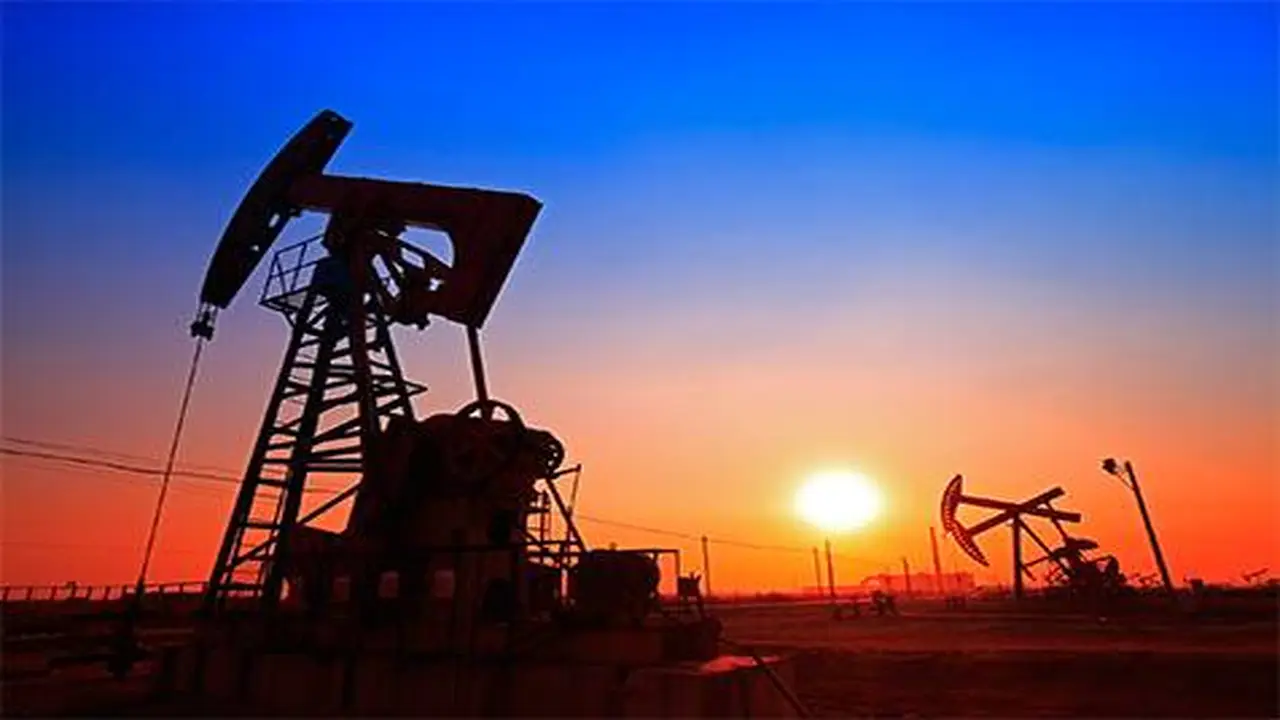 أسعار النفط تنخفض إثر اتفاق أوبك+ لزيادة الإنتاج